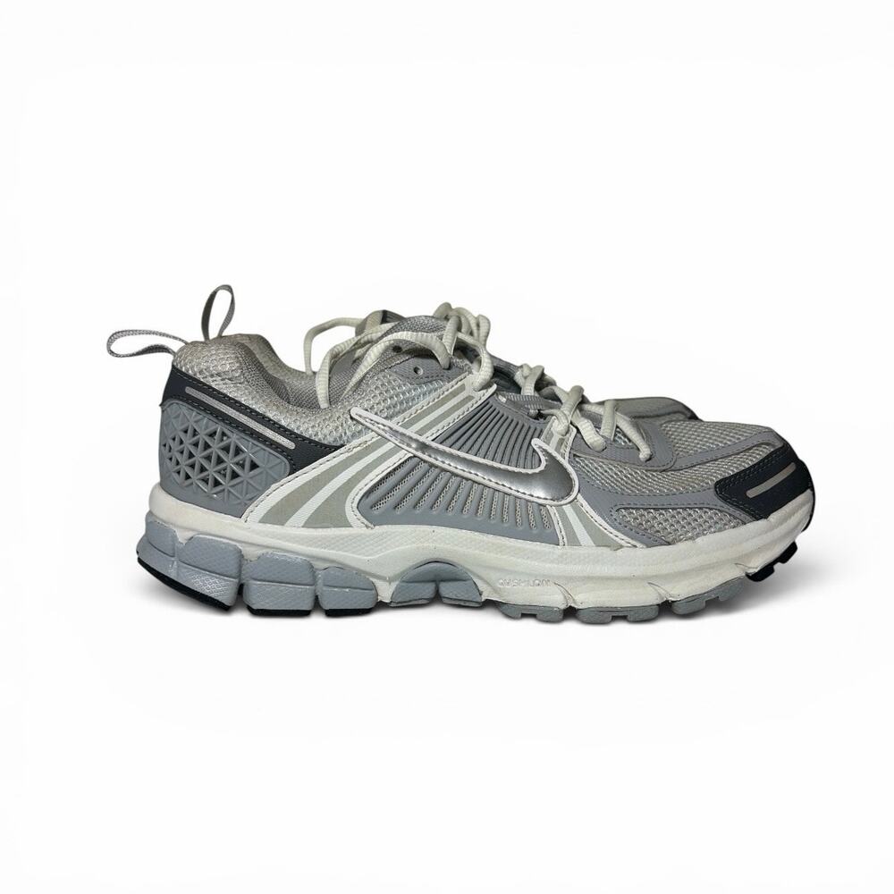 Nike Vomero 5 Casual Sneakers  Size 7Y / Women’s 8.5 US Gray White